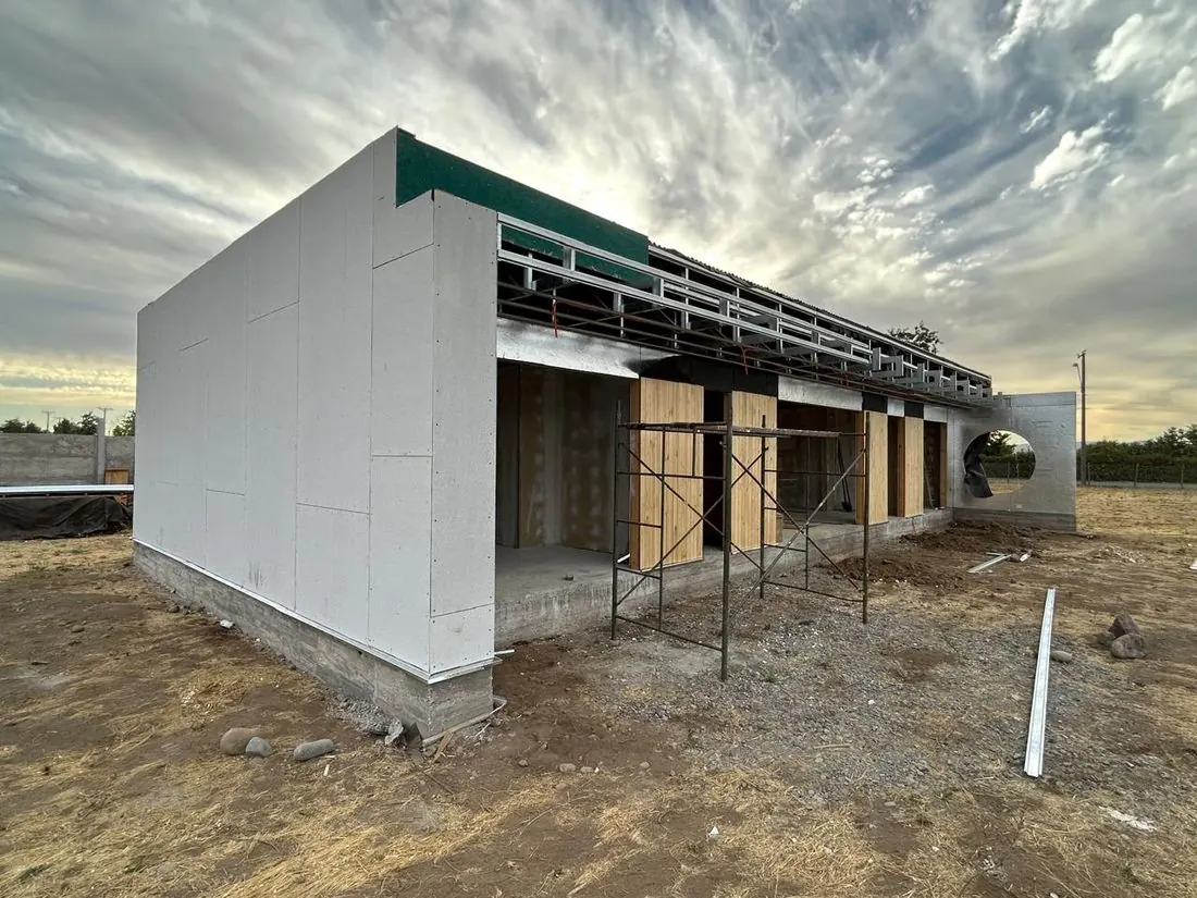 Casa MD en etapa de construcción con Panel SIP y sistemas mixtos de acero galvanizado, proyecto integral diseñado y construido por Dore Arquitectura en Los Lirios, Curicó